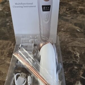 Multifunctional Cleaning Instrument with Rose Gold Accents For Pores
